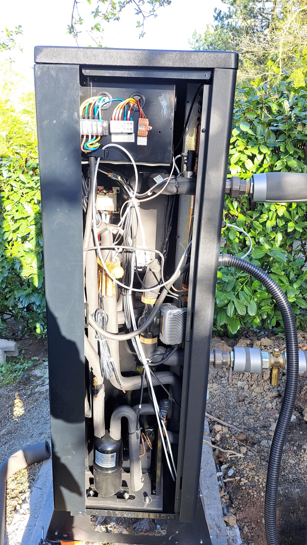 Wnętrze Pompy ciepła powietrze woda z widocznymi przewodami, zaworami i kompresorem