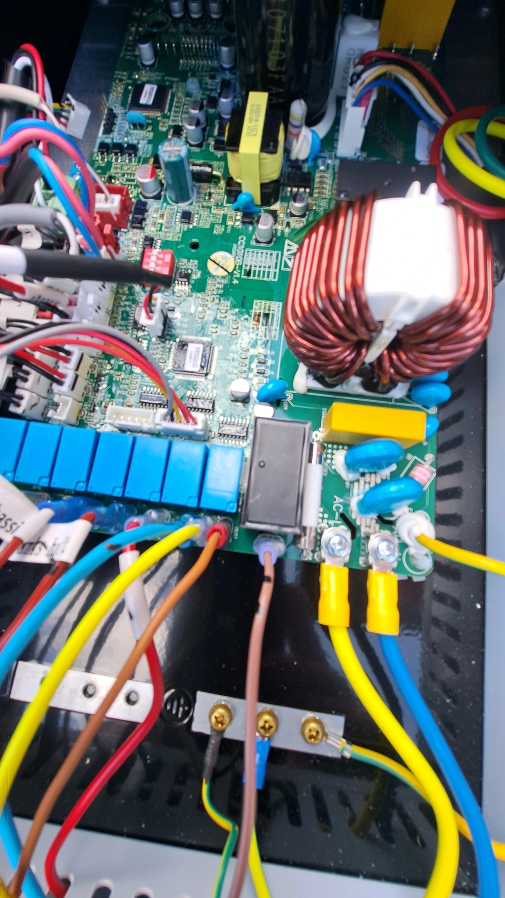 Wnętrze sterownika pompy ciepła z przewodami i cewką toroidalną – Serwis pompy ciepła