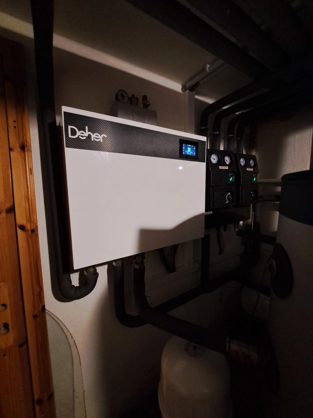 Moduł hydrauliczny pompy ciepła zamontowany przy izolowanych rurach i manometrach