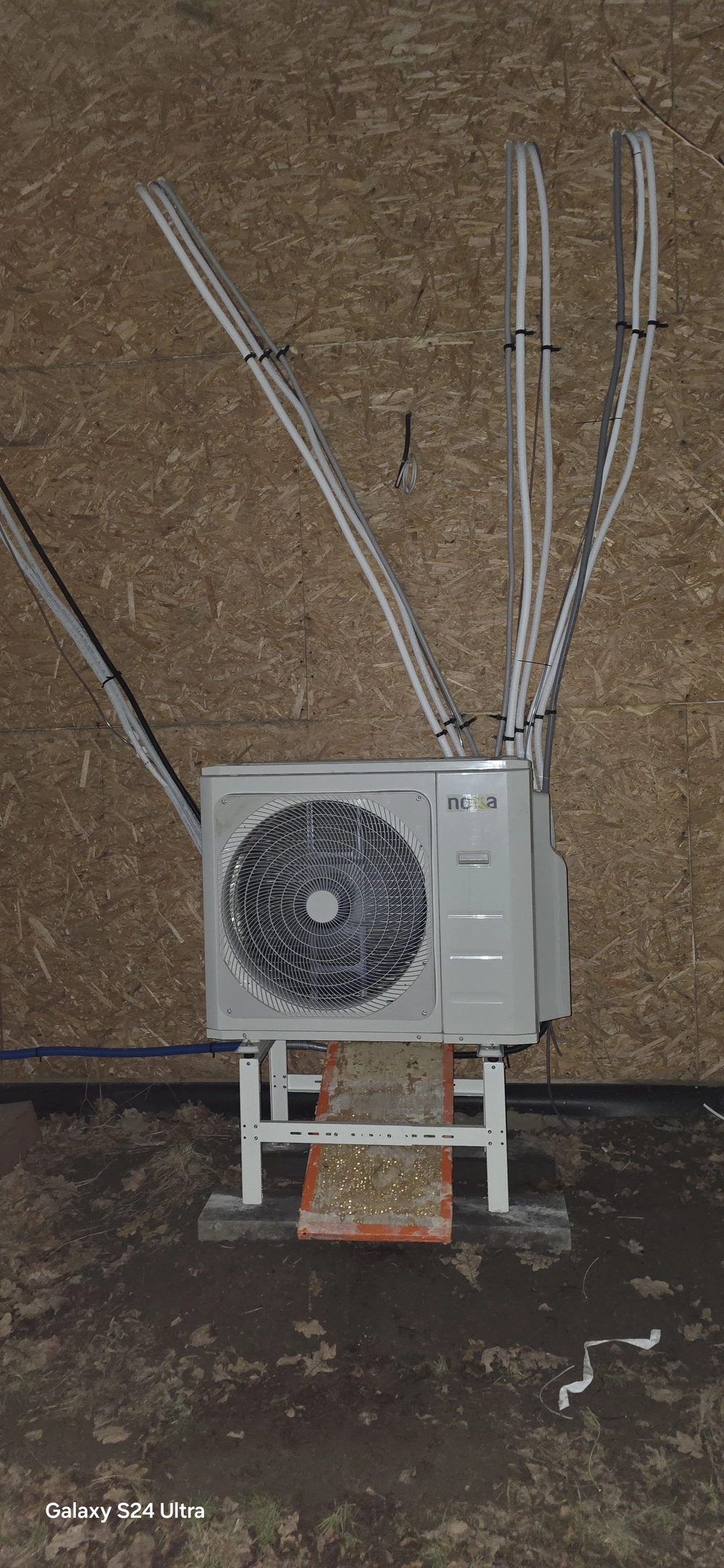 Pompy ciepła powietrze woda – zewnętrzna jednostka zamocowana na ścianie z OSB