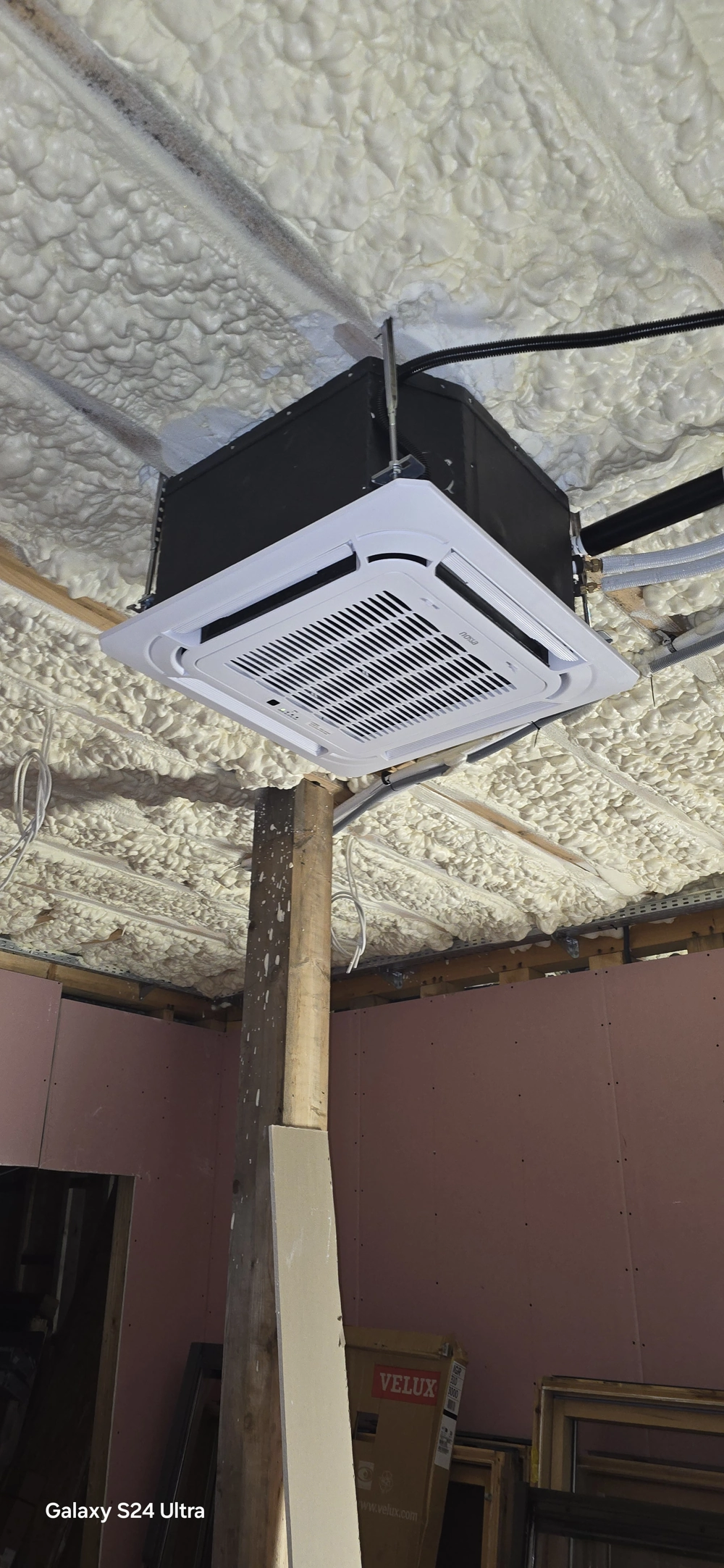 Montaż klimatyzacji: kaseta sufitowa w ocieplonym pianą stropie z widoczną konstrukcją i ścianą gipsową