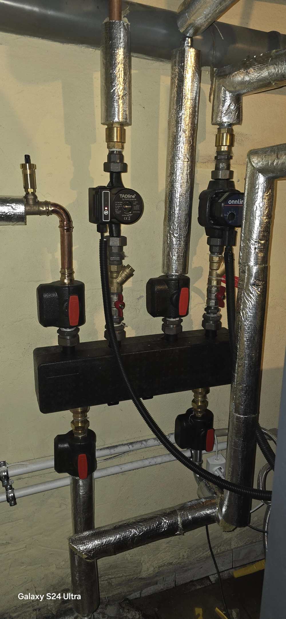 Pionowy rozdzielacz z trzema pompami obiegowymi i izolacją termiczną Instalacja CO