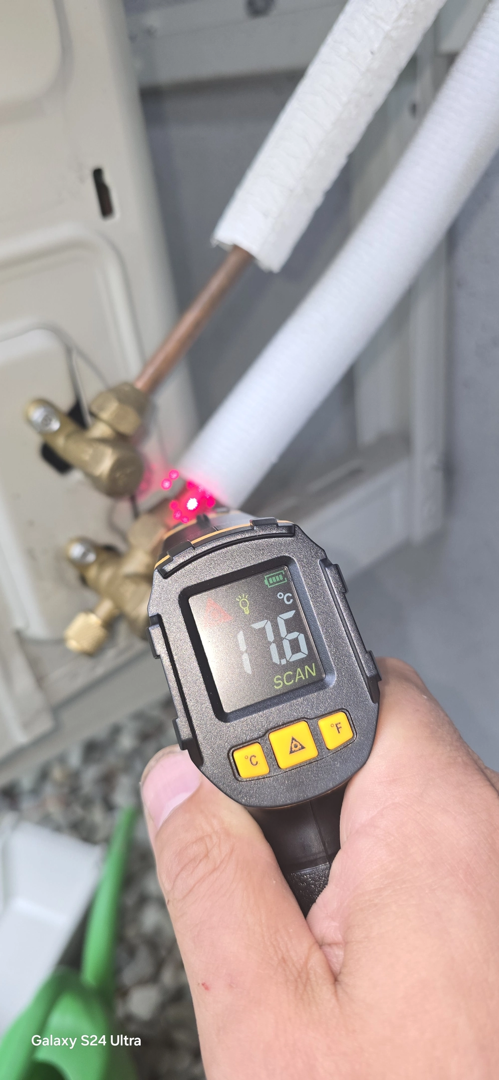 Pomiar temperatury rur jednostki zewnętrznej pompy ciepła pirometrem Serwis pompy ciepła