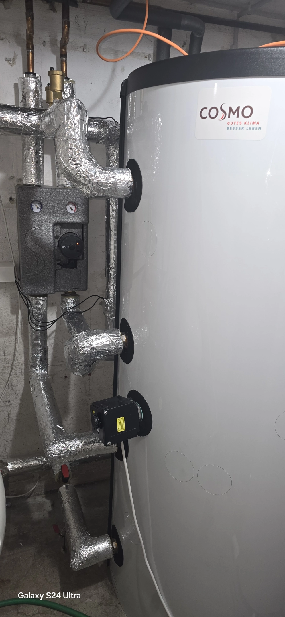 Zbiornik buforowy wody z izolowanymi rurami i obiegową pompą w instalacji Pompy ciepła powietrze woda