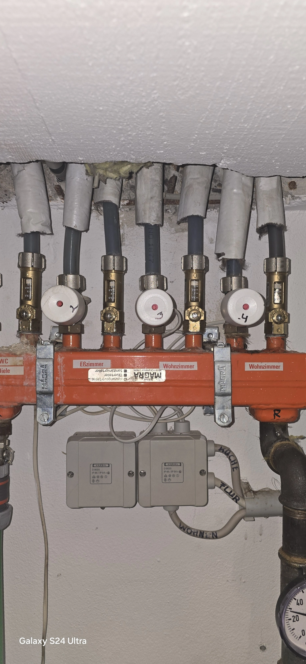 Ogrzewanie podłogowe – rozdzielacz z zaworami i izolowanymi przewodami