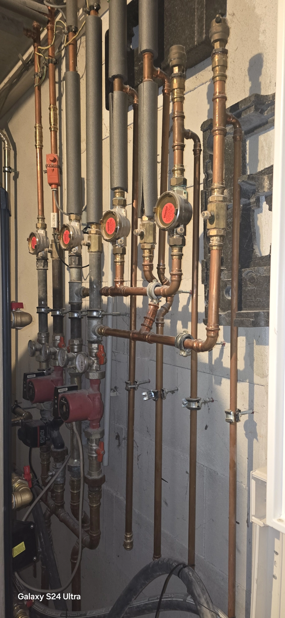 Układ miedzianych rur i pomp obiegowych w instalacji CO