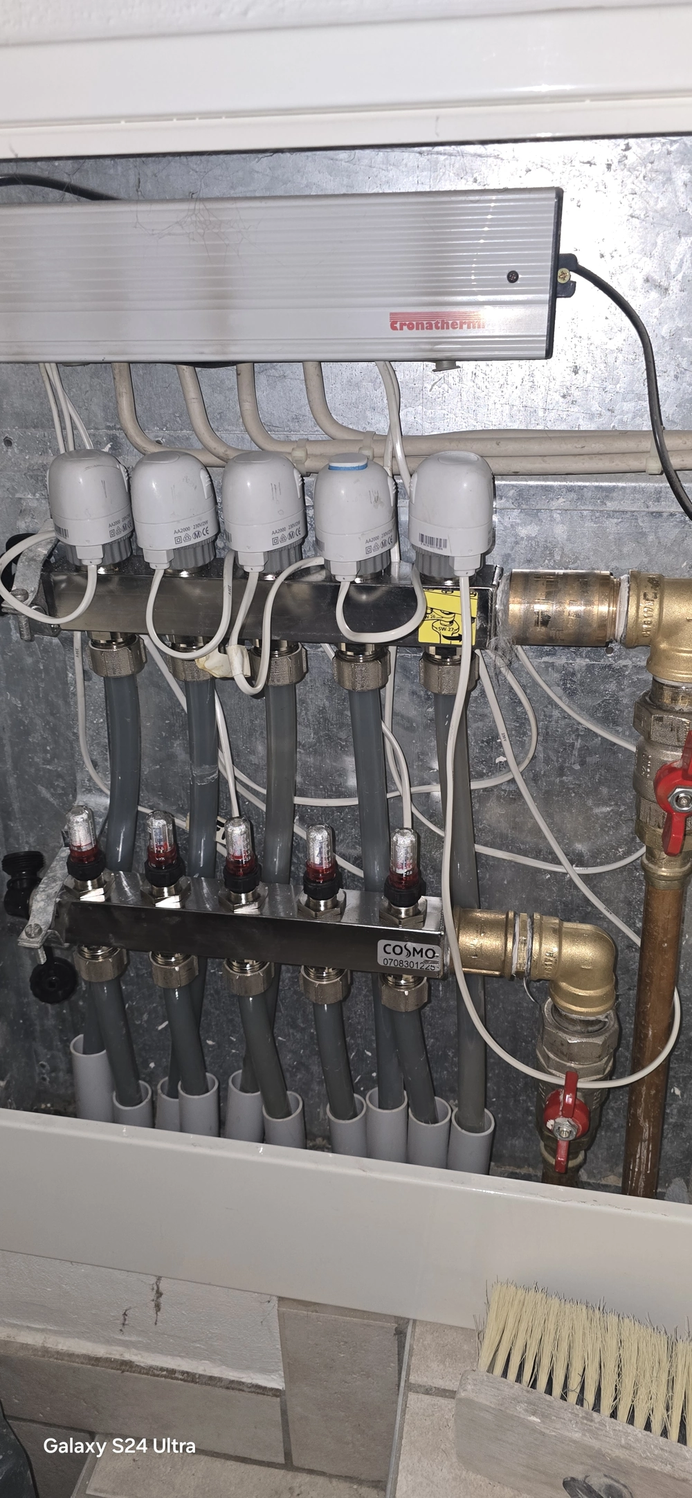 Rozdzielacz ogrzewania podłogowego z siłownikami i przepływomierzami